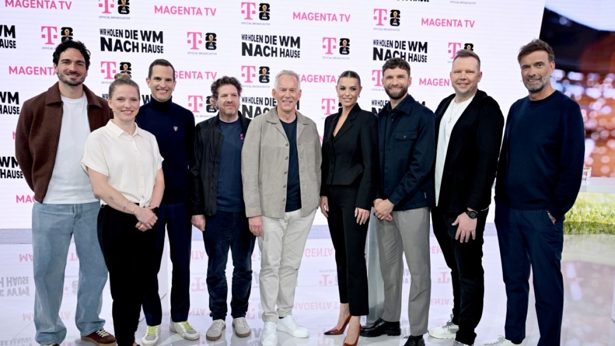 Das Moderatoren- und Expertenteam von MagentaTV f&uuml;r die Fu&szlig;ball-WM 2026. Der Pay-TV-Sender &uuml;bertr&auml;gt alle 104 Spiele live. (Foto)