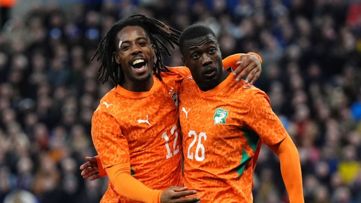 Jubel bei Elye Wahi und Nicolas Pepe (v.l.) von der Elfenbeink&uuml;ste. Der deutsche WM-Gruppengegner gewann das Testspiel gegen Schottland mit 1:0. (Foto)