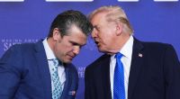 Pete Hegseth (links) im Gespräch mit Donald Trump.