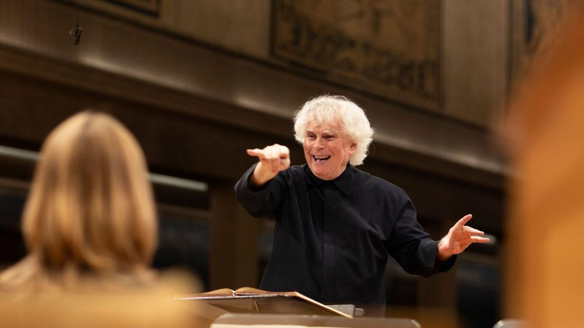 Sir Simon Rattle dirigiert die Matth&auml;uspassion bei 3sat (Foto)