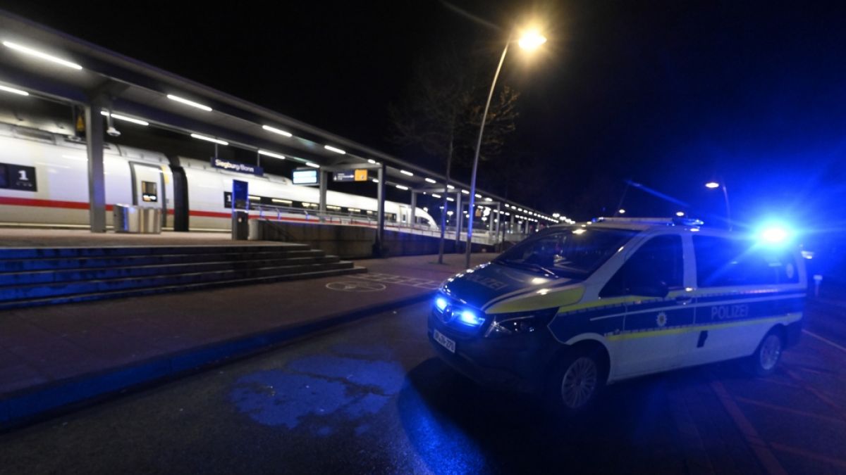 Ein Mann hat laut Bundespolizei in einem ICE in Nordrhein-Westfalen mit einem Anschlag gedroht und mehrere Menschen leicht verletzt. (Foto)
