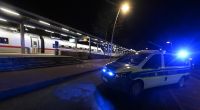 Ein Mann hat laut Bundespolizei in einem ICE in Nordrhein-Westfalen mit einem Anschlag gedroht und mehrere Menschen leicht verletzt.