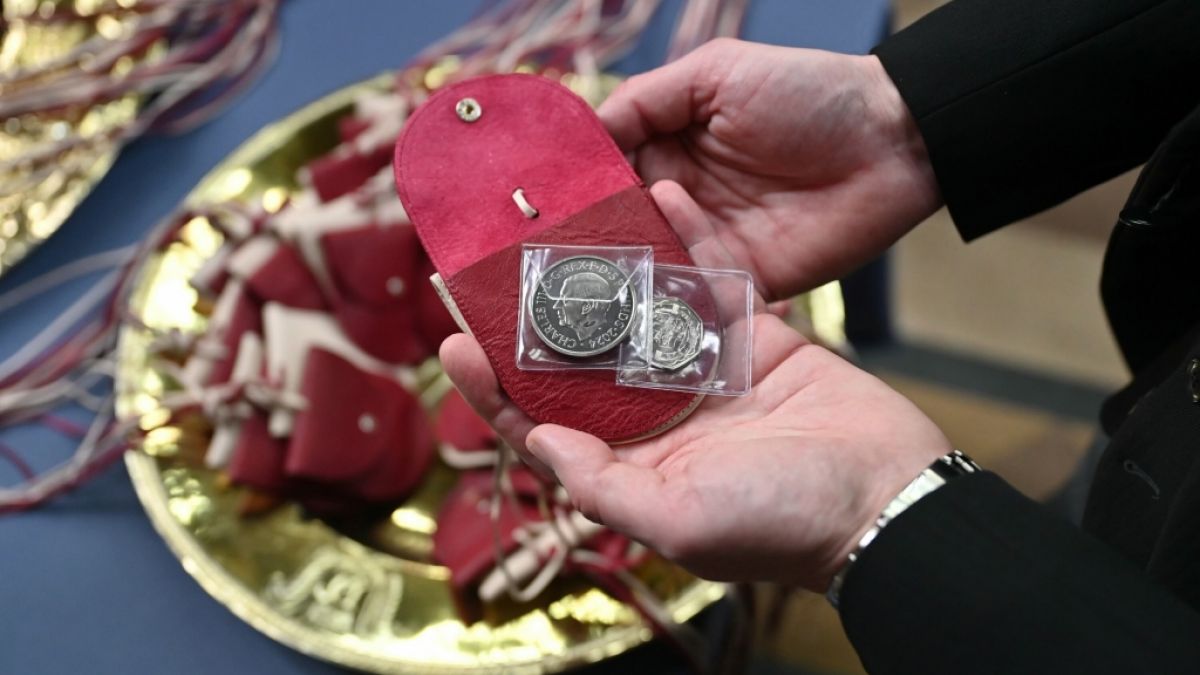 K&ouml;nigin Camilla verteilt diese roten Geldb&ouml;rsen mit einer 5-Pfund-M&uuml;nze, auf der ein Tudor-Drache und K&ouml;nig Charles III. abgebildet sind, und einer 50-Pence-M&uuml;nze bei einer Zeremonie w&auml;hrend des k&ouml;niglichen Maundy-Gottesdienstes an Gr&uuml;ndonnerstag. (Foto)