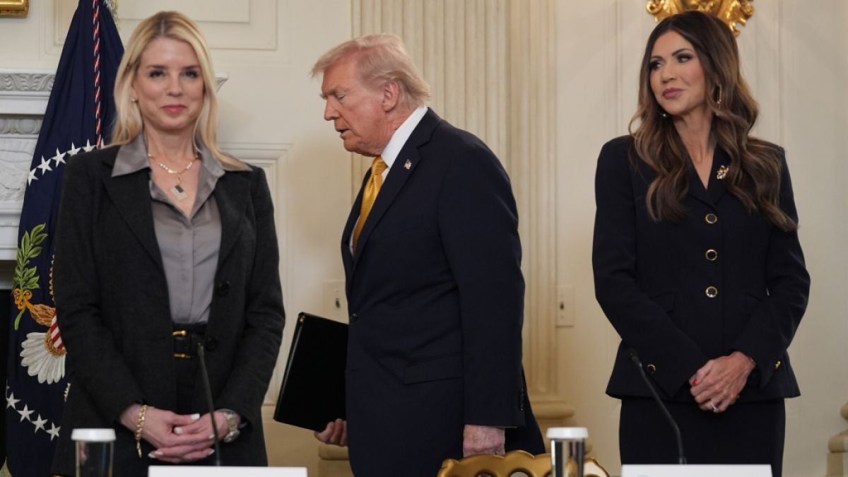 Donald Trump l&auml;sst K&ouml;pfe rollen: Justizministerin Pam Bondi (li.) wurde ebenso gefeuert wie Heimatschutzministerin Kristi Noem (re.). (Foto)