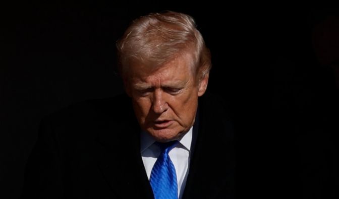 Donald Trump steht nach Behauptungen, die USA hätten die Lufthoheit im Iran erobert, massiv unter Druck.