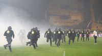 Beim Zweitligaspiel Dynamo Dresden gegen Hertha BSC kam es zu schweren Ausschreitungen. Polizisten mussten eingreifen, nachdem Fans den Platz stürmten.