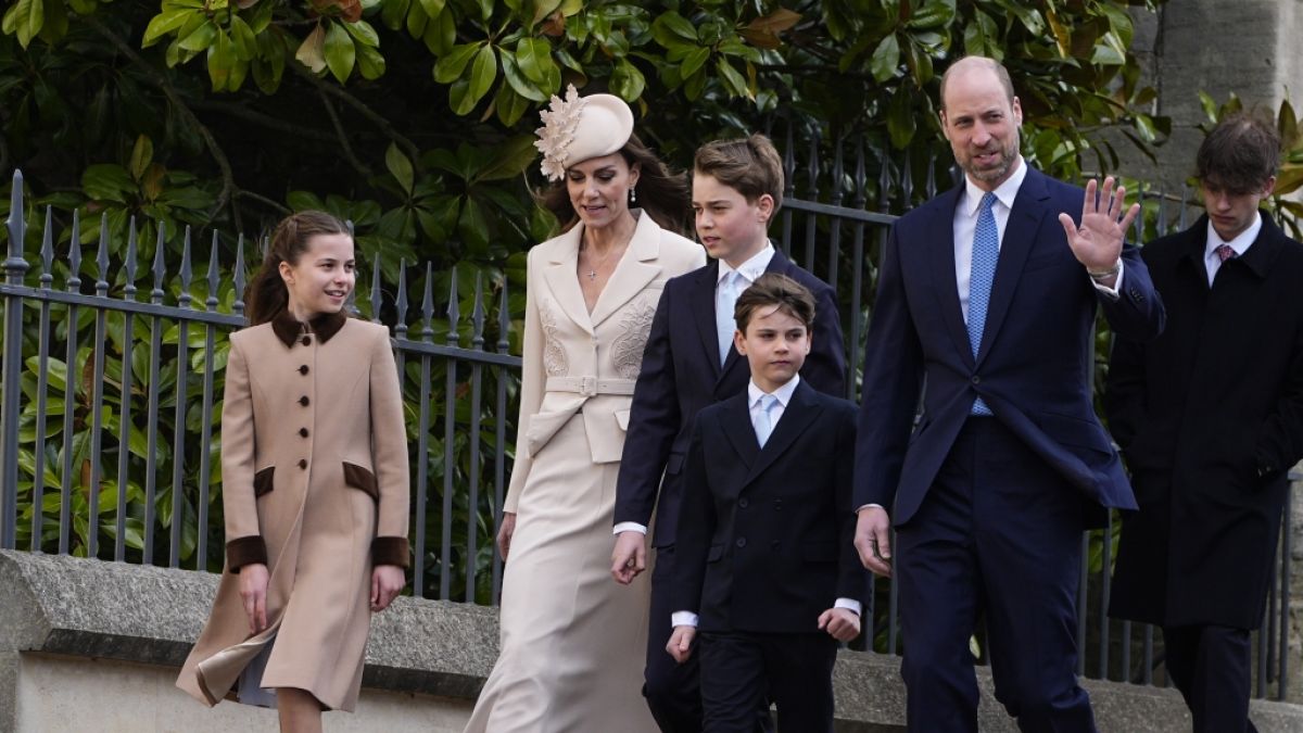 Prinz William (r.) kommt mit Ehefrau Kate (2.v.l.) sowie den Kindern Charlotte (l.), George (M.,l.) und Louis zum Ostergottesdienst auf Schloss Windsor. (Foto)