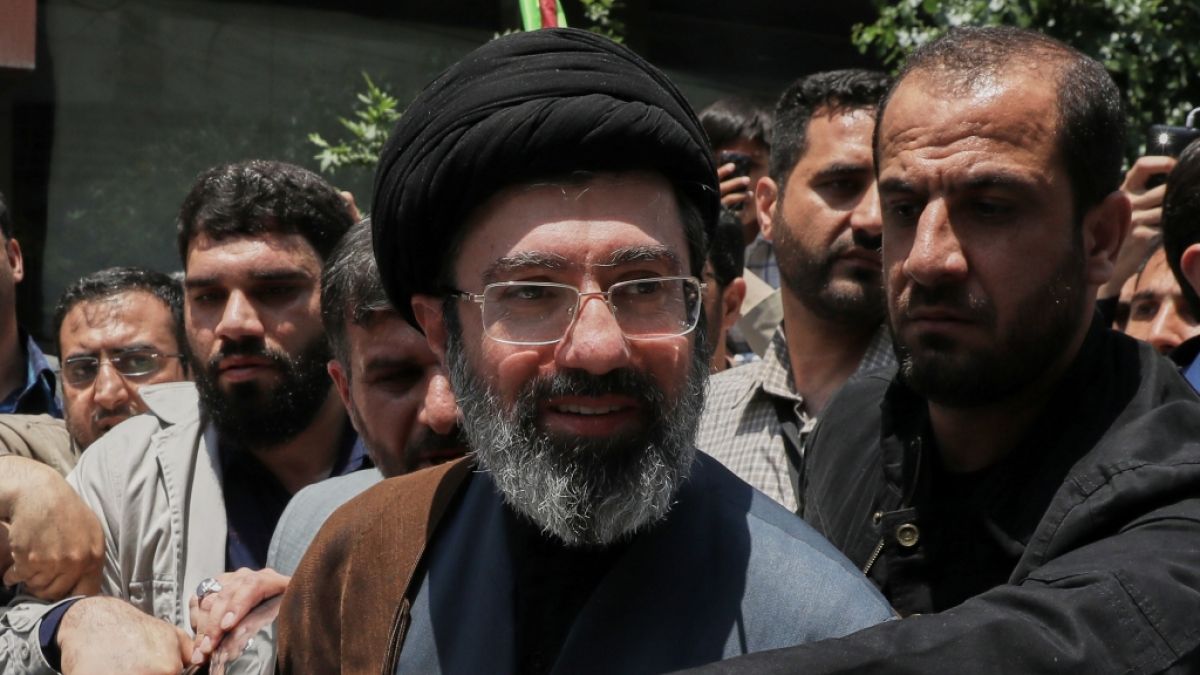 Ein Geheimdienstmemo westlicher Geheimdienste enth&uuml;llt: Irans neuer Oberster F&uuml;hrer Modschtaba Chamenei ilegt offenbar bewusstlos in Qom und kann das Land nicht regieren. (Foto)