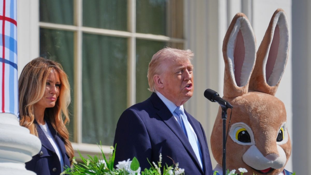 US-Pr&auml;sident Donald Trump und First Lady Melania Trump sprechen zu G&auml;sten w&auml;hrend des Ostereierrollens auf dem S&uuml;drasen des Wei&szlig;en Hauses. (Foto)
