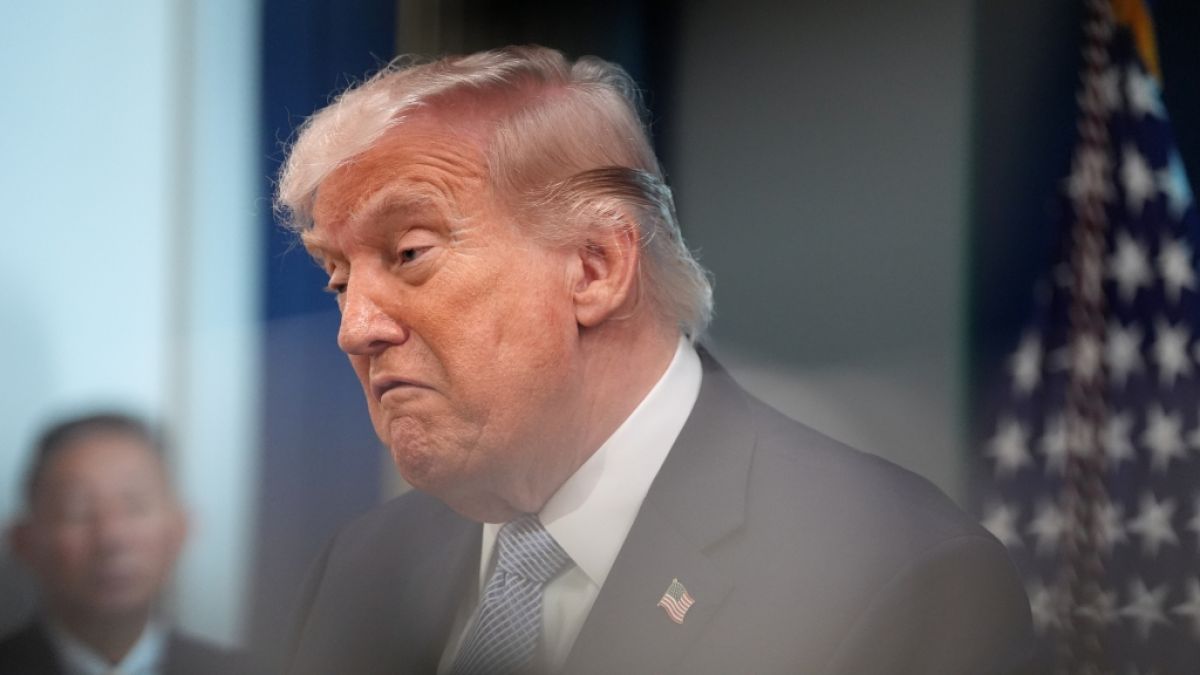 Donald Trump verk&uuml;ndete eine zweiw&ouml;chige Waffenruhe und die &Ouml;ffnung der Stra&szlig;e von Hormus - doch Analysten zufolge sitzt "The Don" in der Verlierer-Falle und servierte dem Iran einen spektakul&auml;ren Triumph auf dem Silbertablett. (Foto)