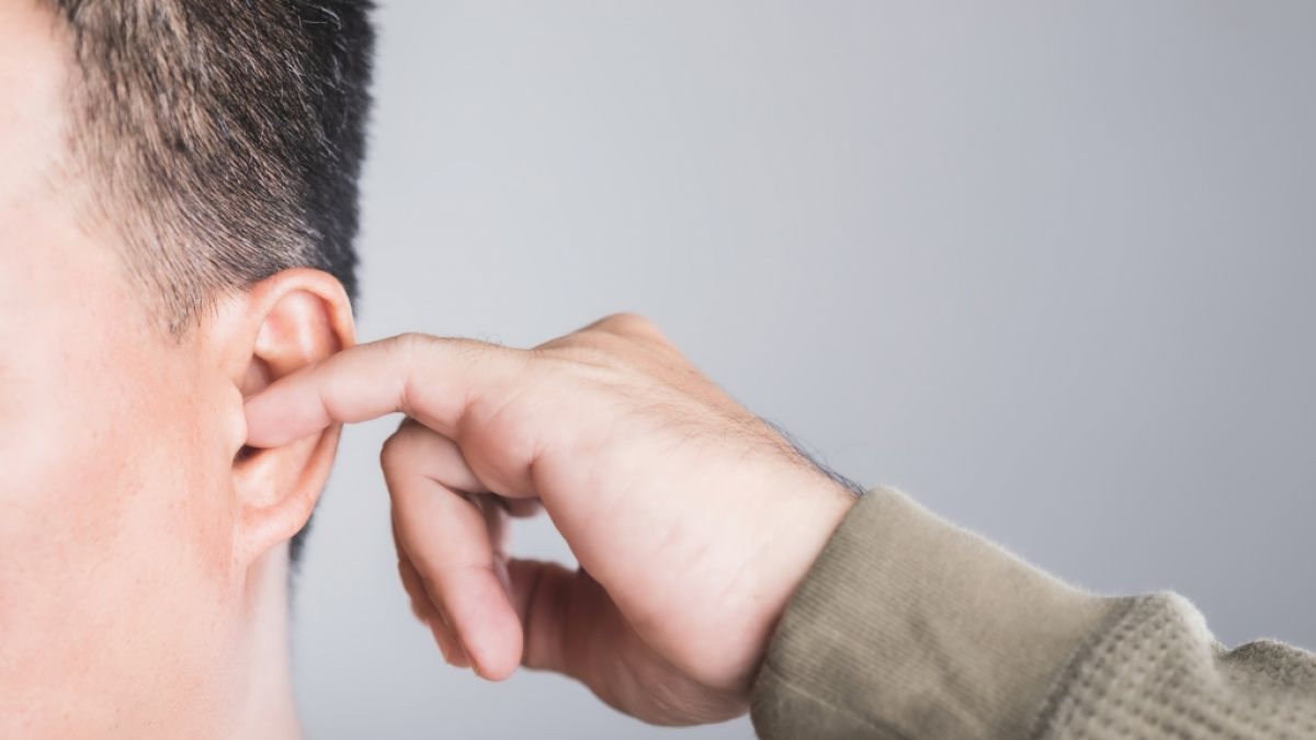 Auch wenn es im Ohr juckt, sollte man besser die Finger davon lassen. (Foto)