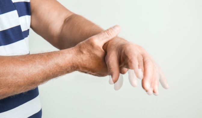 Parkinson belastet den Alltag von Patienten und Angehörigen.