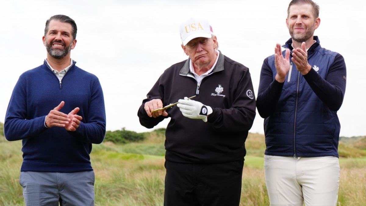 Donald Trump Jr. (li.) und Eric Trump (re.), hier mit ihrem Vater Donald Trump, droht Pr&uuml;gel - ausgerechnet von Hunter Biden, dem Sohn des fr&uuml;heren US-Pr&auml;sidenten Joe Biden. (Foto)