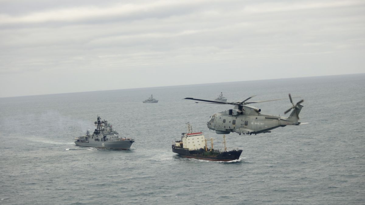 Laut Gro&szlig;britanniens Verteidigungsminister Healey haben Gro&szlig;britannien und seine Verb&uuml;ndeten einen Monat lang ein russisches Angriffs-U-Boot und zwei Spionage-U-Boote im Nordatlantik &uuml;berwacht, bevor sie sich zur&uuml;ckzogen. (Foto)