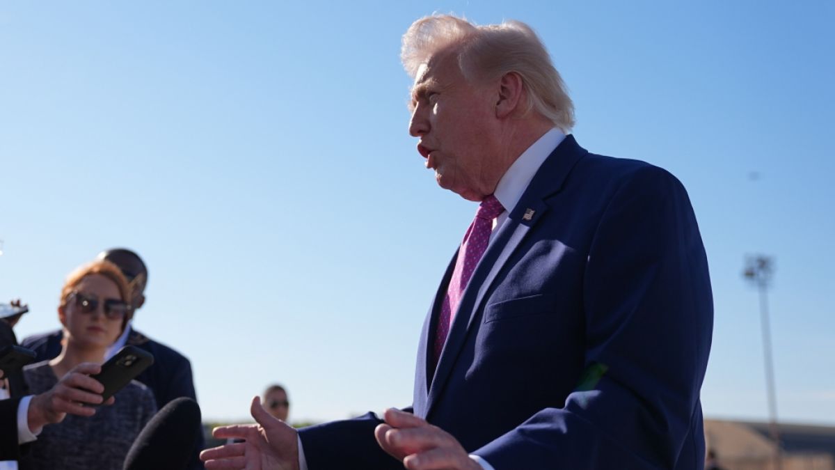 US-Pr&auml;sident Donald Trump spricht mit Reportern, bevor er auf der Joint Base Andrews an Bord der Air Force One auf dem Weg nach Charlottesville geht. (Foto)