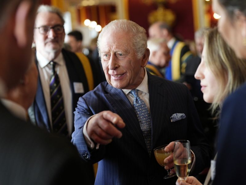 König Charles: Monarch rudert zurück - Zickzack-Kurs bringt neuen Ärger im Palast