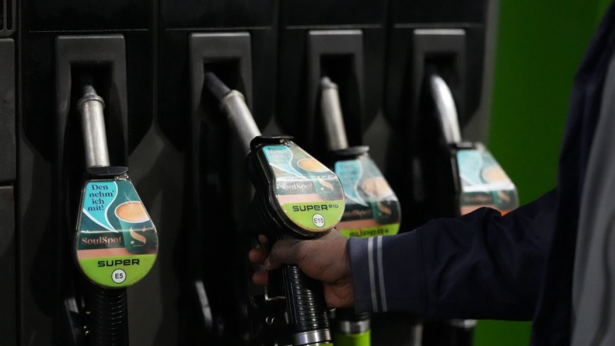 Wie sich die Preise an der Zapfs&auml;ule &uuml;ber die Woche entwickeln, h&auml;ngt ma&szlig;geblich von der Lage im Iran ab. (Foto)