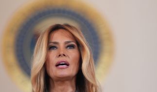 Amanda Ungaro, Ex-Frau von Trump-Vertrautem Paolo Zampolli, droht nach Abschiebung mit Enthüllungen über Melania und Epstein.