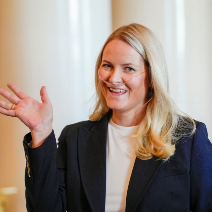 Die norwegische Kronprinzessin Mette-Marit mit einer sogenannten Nasenbrille.