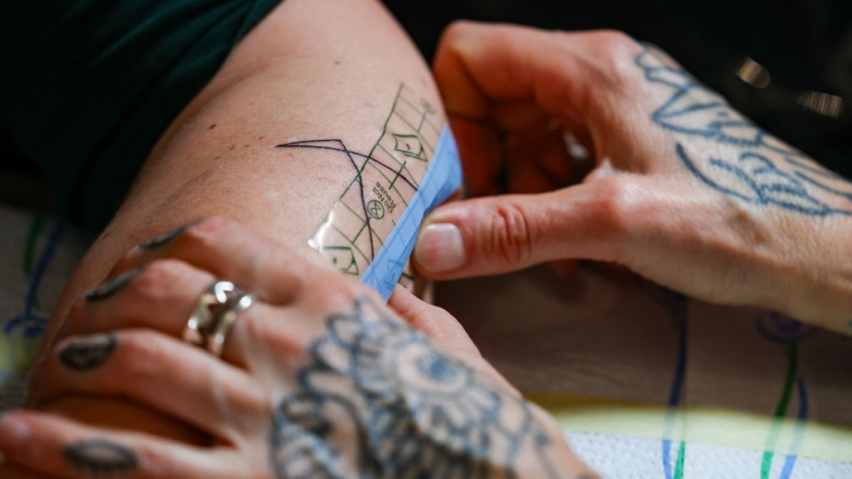 Wer besonders viele Tattoos hat, k&ouml;nnte laut einer neuen Studie mehrere Effekte sp&uuml;ren. (Foto)