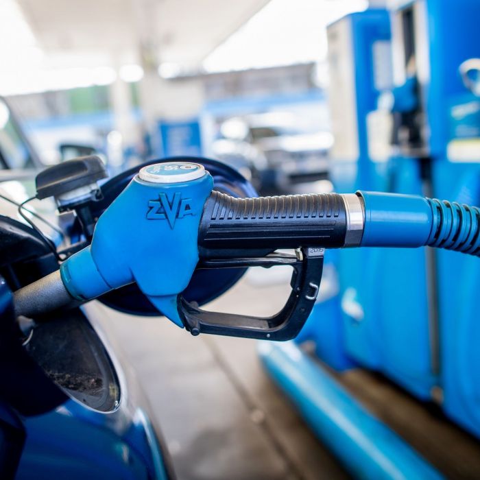 Eine Zapfpistole mit der Aufschrift „Super 95