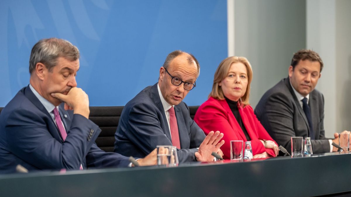 Bundeskanzler Friedrich Merz nimmt an der Pressekonferenz nach dem Koalitonsausschuss teil. (Foto)