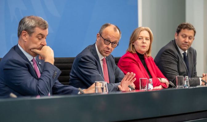 Bundeskanzler Friedrich Merz nimmt an der Pressekonferenz nach dem Koalitonsausschuss teil.