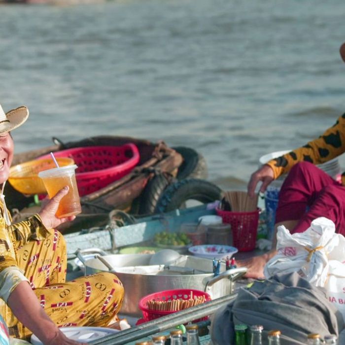 Wiederholung von Folge 1 im TV und online