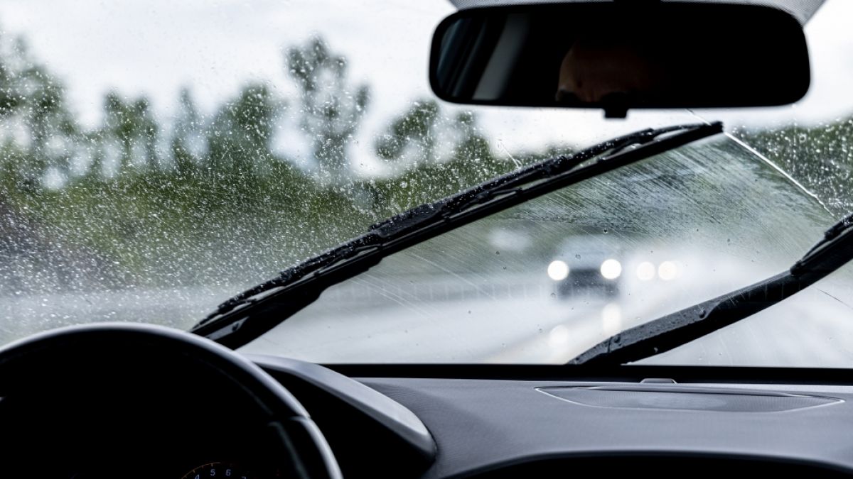 Wenn die Gummis der Scheibenwischer zu stark abgenutzt sind, k&ouml;nnen Schlieren auf der Scheibe entstehen. (Foto)
