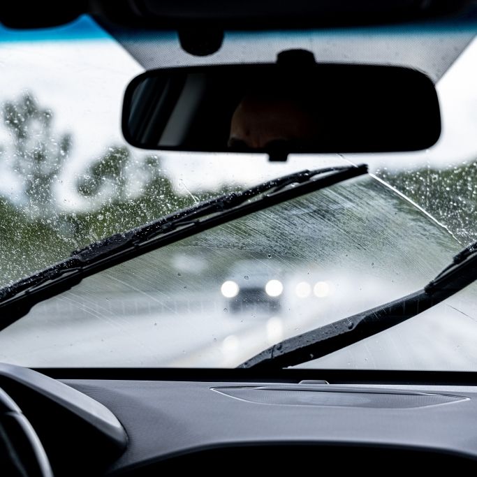 Was tun, wenn die Scheibenwischer am Auto Schlieren ziehen?