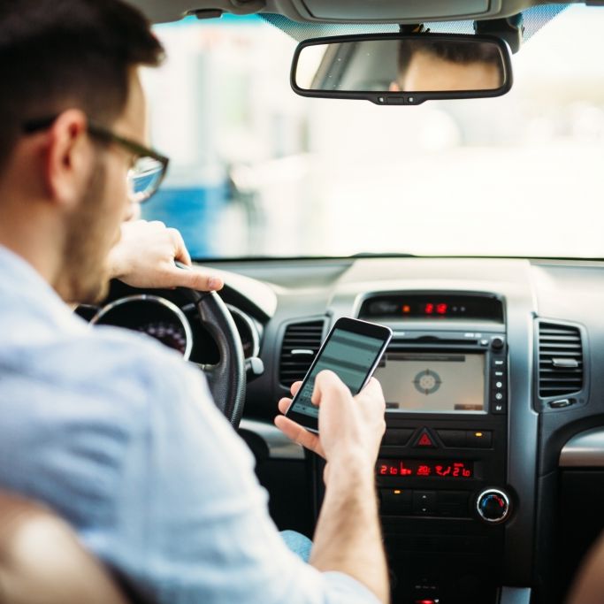 Kann die Powerbank im Auto zur Bußgeldfalle werden?