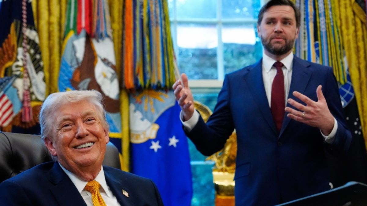 Donald Trump (vorne) und JD Vance haben sich zum umstrittenen "Jesus-Post" ge&auml;u&szlig;ert. (Foto)