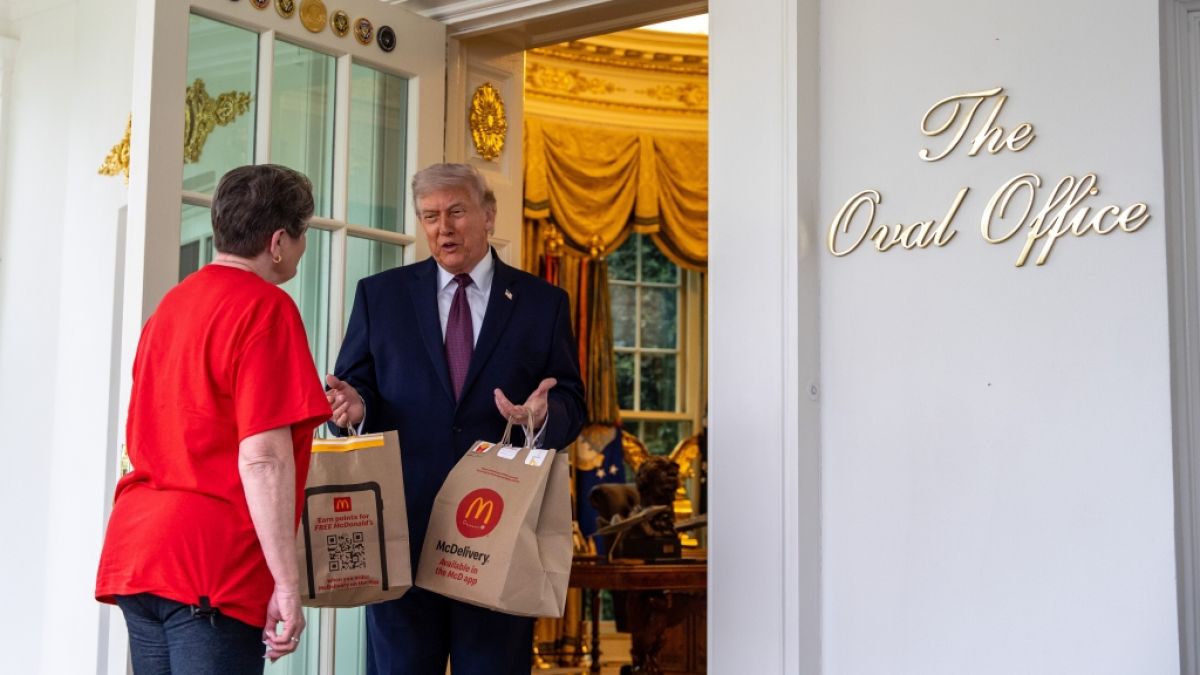 An der T&uuml;r des Oval Office wurden Donald Trump zwei T&uuml;ten mit McDonald's-Essen &uuml;berreicht. (Foto)