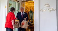 An der Tür des Oval Office wurden Donald Trump zwei Tüten mit McDonald's-Essen überreicht.
