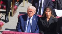 Donald Trump und First Lady Melania Trump nehmen 2025 an der Trauermesse von Papst Franziskus auf dem Petersplatz im Vatikan teil.