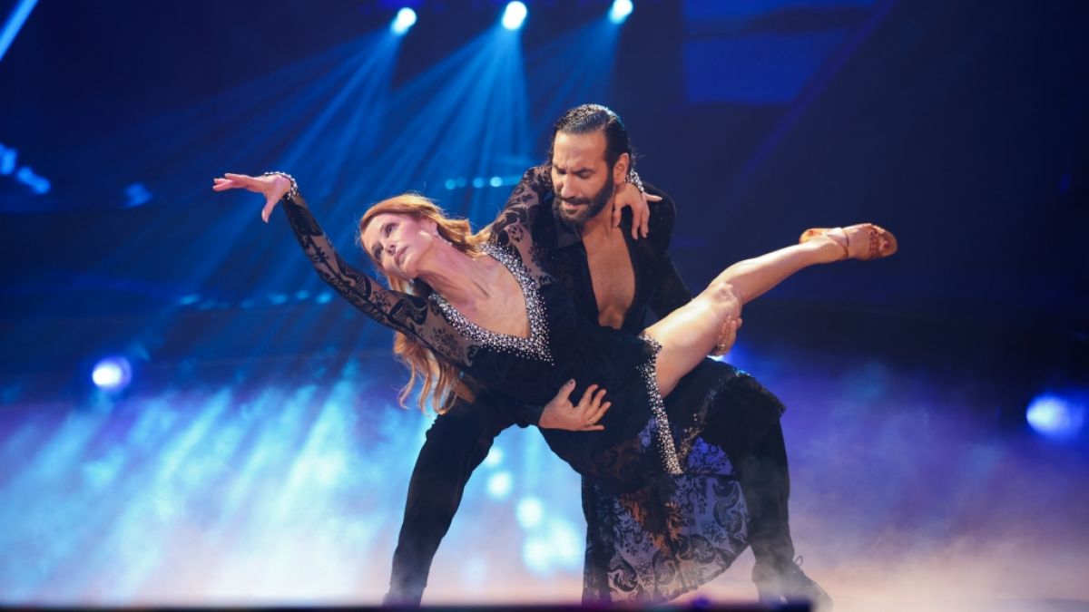 Schauspielerin Esther Schweins, hier mit Tanzpartner Massimo Sinato, muss "Let's Dance" verlassen. (Foto)