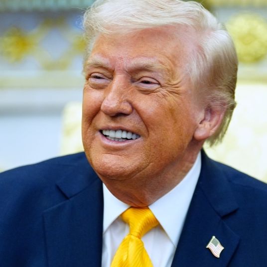 Beim Anblick einer Influencerin stürmt der US-Präsident los