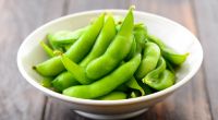 Edamame sind der perfekte Snack für zwischendurch, da sie besonders protein- und ballaststoffreich sind.