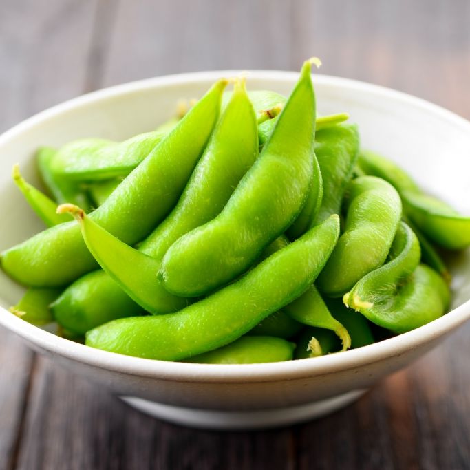 Edamame sind der perfekte Snack für zwischendurch, da sie besonders protein- und ballaststoffreich sind.