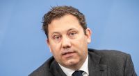 Lars Klingbeil will Steuersenkungen gegen hohe Benzinpreise umsetzen.