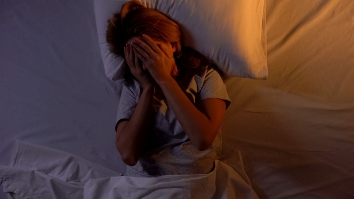 Wacht man nachts h&auml;ufig zur gleichen Zeit auf, kann das ein Signal vom K&ouml;rper sein. (Foto)