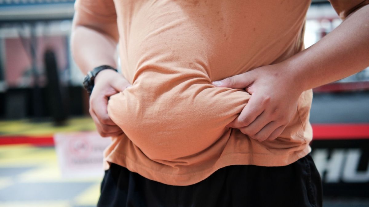 Wer rund um den Bauch abspecken will, muss auf mehr als nur Fitness&uuml;bungen achten. (Foto)