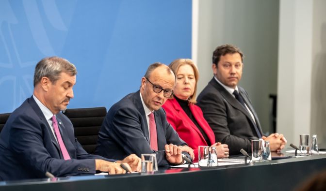 Wirbel um 1.000-Euro-Prämie - Bonus-Zahlung auch für Beamte und Minister? Forderung von Beamtenbund