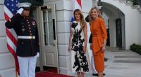 First Lady Melania Trump (l) und Königin Máxima der Niederlande bereiten sich darauf vor, das Weiße Haus zu betreten.