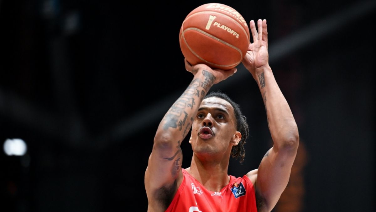 Kevin Yebo von den NINERS Chemnitz setzt zum Wurf an (Archivbild). (Foto)