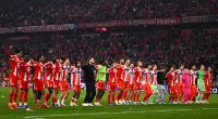 Die Spieler des FC Bayern München feiern den Halbfinal-Einzug in der Champions League.