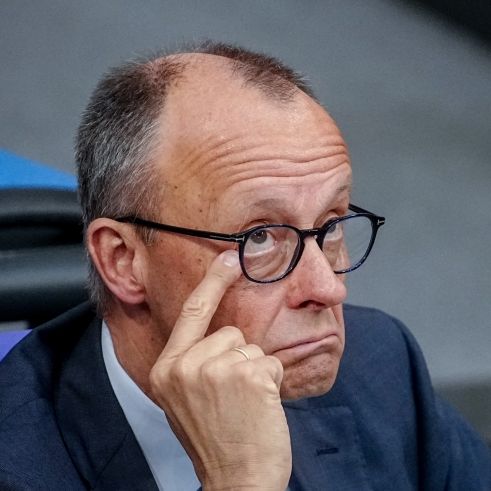 Doppelmoral-Vorwürfe gegen Merz - Kanzler-Post entfacht Flug-Ärger