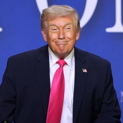 Trump scheitert an Manuskript und stoppt Rede