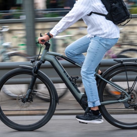 Wer einmal E-Bike gefahren ist, merkt schnell, dass sie deutlich flotter sind als ihre Verwandten ohne Elektromotor.
