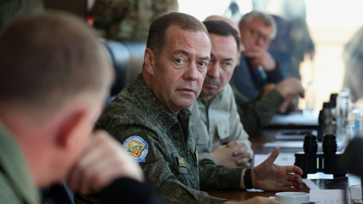 Russlands fr&uuml;here Pr&auml;sident Dmitri Medwedew droht nach Ver&ouml;ffentlichung der Adressen von R&uuml;stungsfirmen - potentielle Ziele Russlands. (Foto)